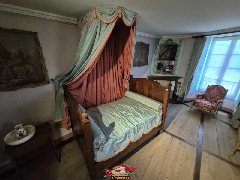 La chambre à coucher de style Louis XVI. Château de La Sarraz, canton de Vaud.