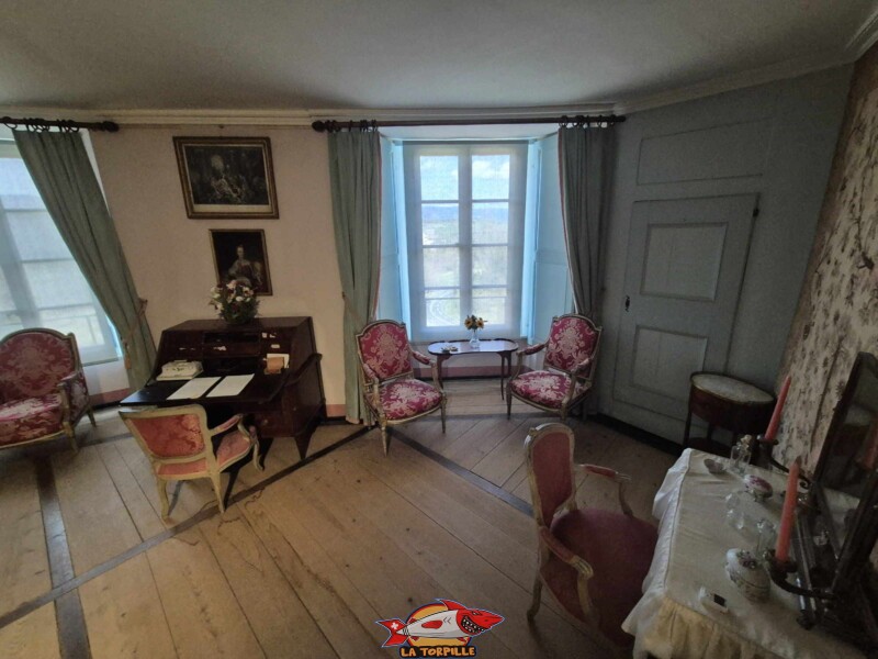 La chambre à coucher de style Louis XVI. Château de La Sarraz, canton de Vaud.