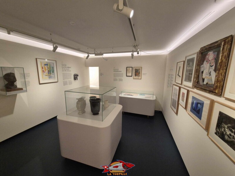 La renommée du château loin à la ronde, des années 1920 aux années 1940. Château de La Sarraz, canton de Vaud.