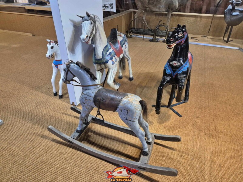 Des chevaux à bascule.