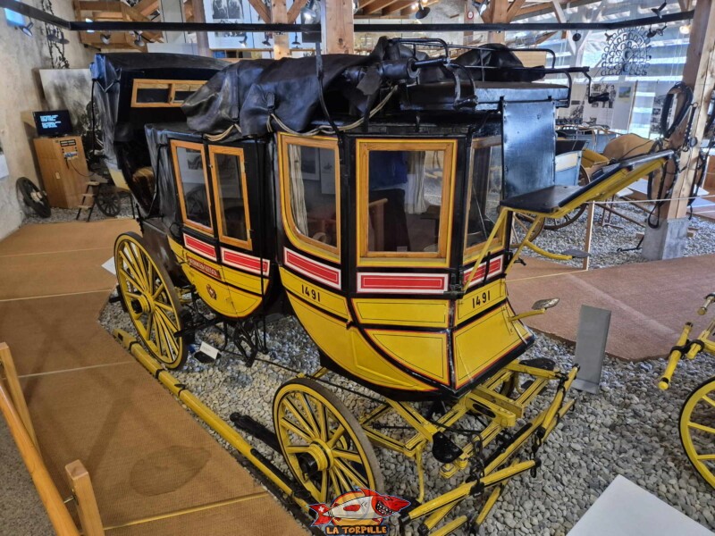 Une des plus belles pièces du musée, une voiture postale du 19ᵉ siècle. Une des plus belles pièces du musée, une voiture postale du 19ᵉ siècle.
