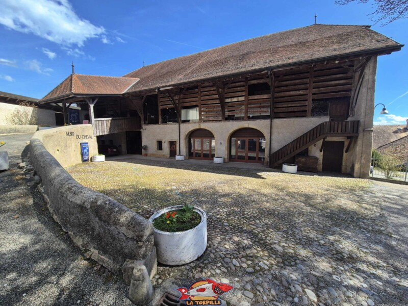 La vue d'ensemble sur la grange. La vue d'ensemble sur la grange.