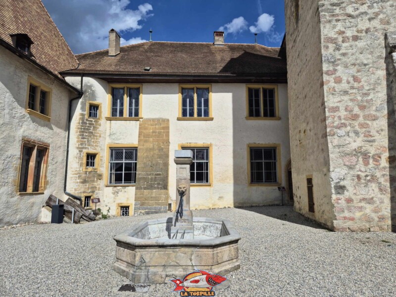 Cour. Château de La Sarraz, canton de Vaud.