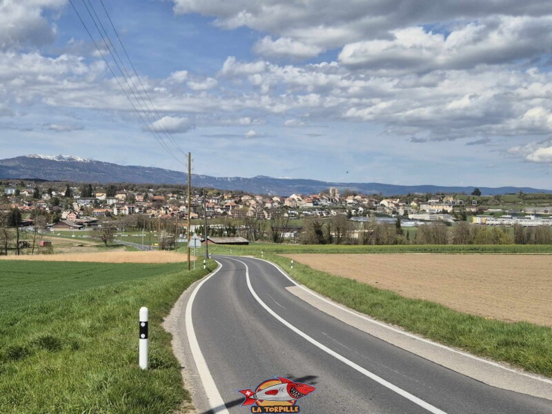 La voie éloignée sur le château de La Sarraz, depuis la route de Cossonay, au sud. Château de La Sarraz, canton de Vaud.