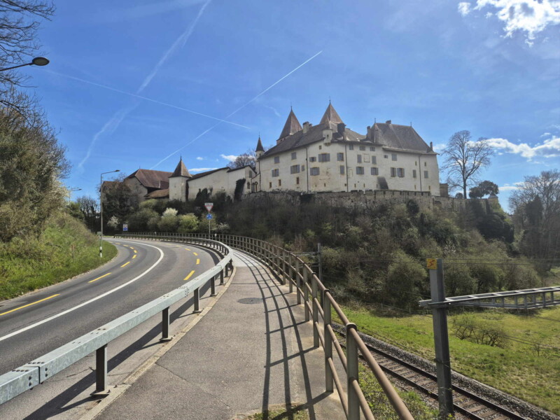 La voie éloignée sur le château de La Sarraz, depuis la route de Pompaples, au nord-ouest. Château de La Sarraz, canton de Vaud.