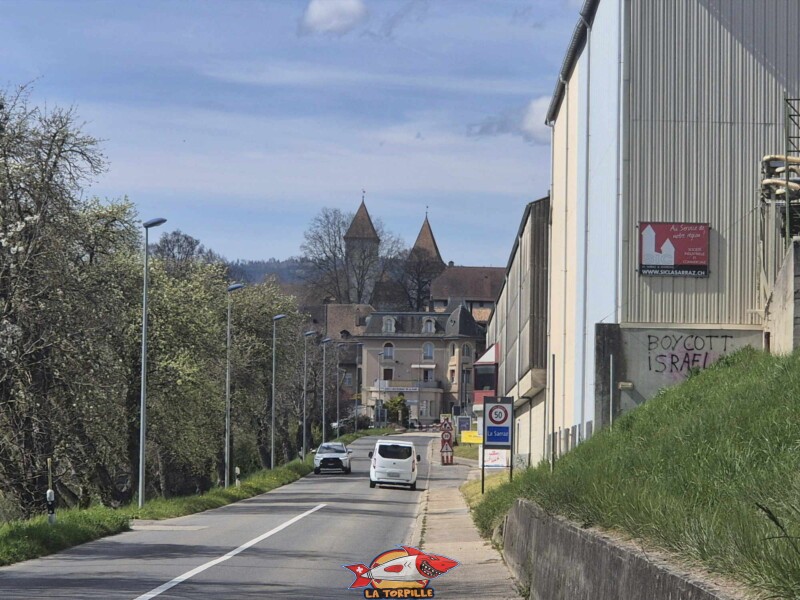 La voie éloignée sur le château de La Sarraz, depuis la route d'Eclépens, au sud-est. Château de La Sarraz, canton de Vaud.