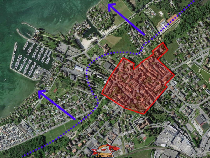 Le positionnement de la ville médiévale d'Estavayer en rouge. En bleu, le rivage approximatif avant la correction des eaux du Jura et le rivage actuel.