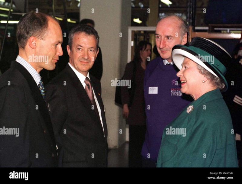 Joli coup publicitaire de Don(ald) Cameron lors de la visite de la reine d'Angleterre à ses usine de fabrication de ballons à Bristol. La reine félicite Brian Jones et Bertrand Piccard.