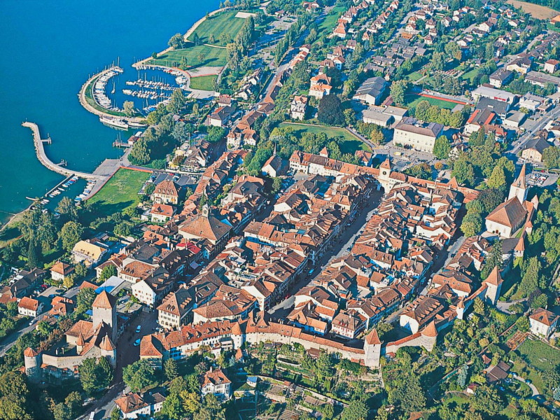 La vue d'avion sur la ville médiévale de Morat