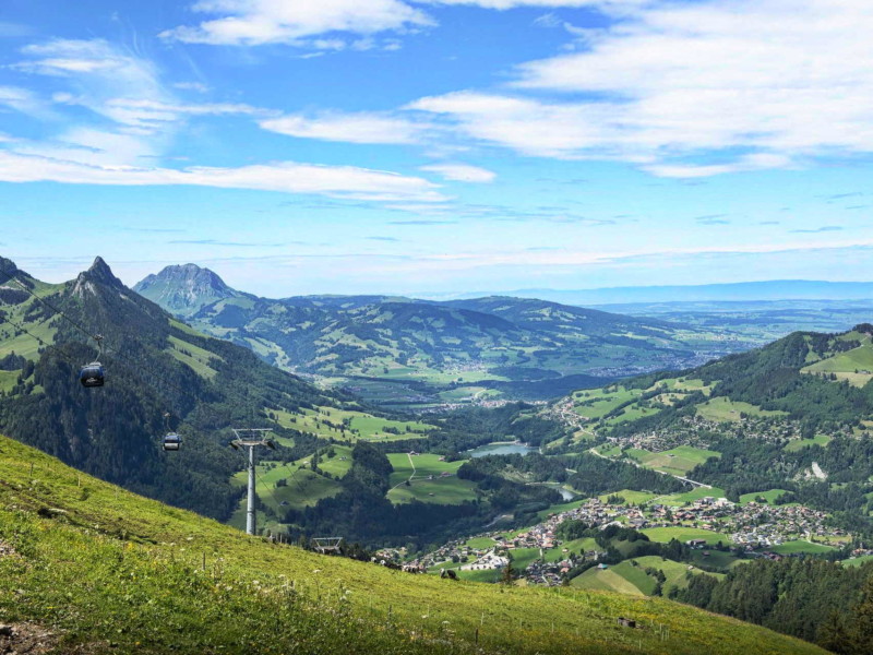 La vue depuis le sommet de la télécabine à Vounetse. Vallée des Tyroliennes, Charmey, Gruyère.