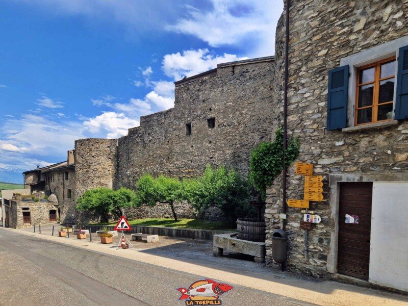 Les remparts de 1260 au nord du bourg en face du parking. SAillon