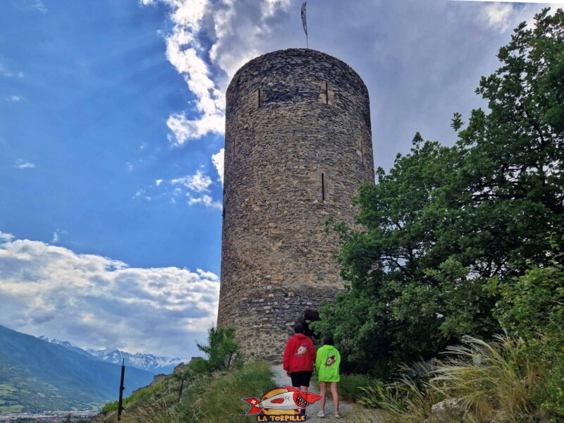 Le donjon. Un escalier permet de grimper à son sommet pour profiter de la vue.