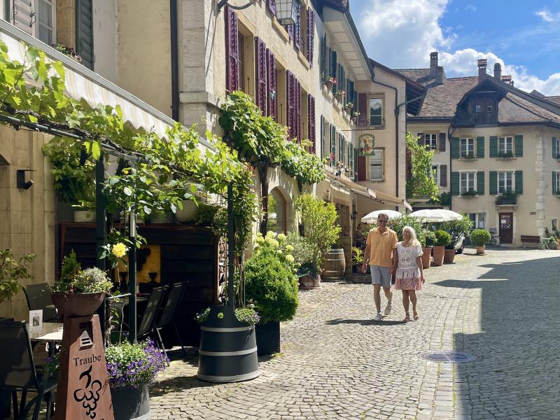 Le village de Douanne. Commune de Douanne-Daucher, Twann-Tüscher., lac de Bienne. Le village de Douanne. Commune de Douanne-Daucher, Twann-Tüscher., lac de Bienne.