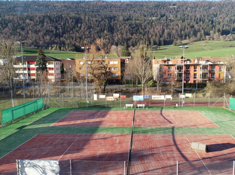 Les terrains de tennis à Courtelary. Les terrains de tennis à Courtelary.