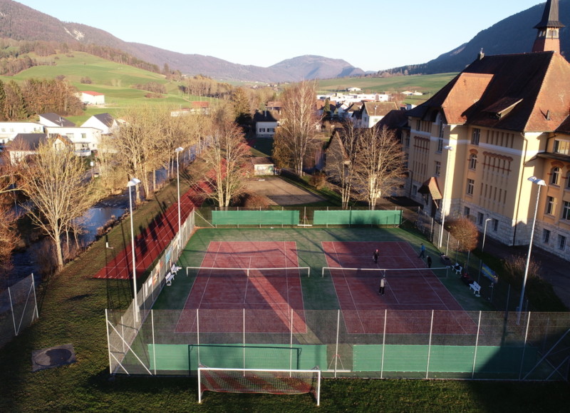 Les terrains de tennis à Courtelary. Les terrains de tennis à Courtelary.