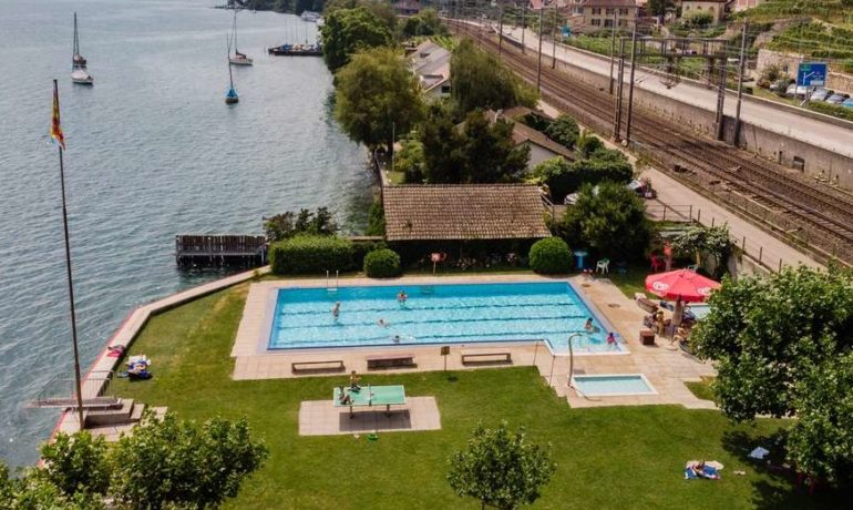 🏊🏖️ Plage et Piscine Extérieure de Douanne