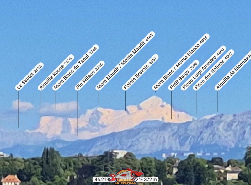 Le zoom, direction sud-est, depuis le quai Wilson, sur le Mont Blanc. Le Mont Blanc du Tacul (4248 m), le Mont Maudit (4465 m), le Mont Blanc (4805 m), L'Aiguille de Bionnassay (4052 m).