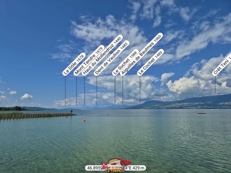 La vue direction sud-ouest, en direction de la chaine du Jura. Mont Tendre, Mollendruz, Dent de Vaulion, Aiguilles de Baulmes. Plage de Chevroux La vue direction sud-ouest, en direction de la chaine du Jura. Mont Tendre, Mollendruz, Dent de Vaulion, Aiguilles de Baulmes. Plage de Chevroux