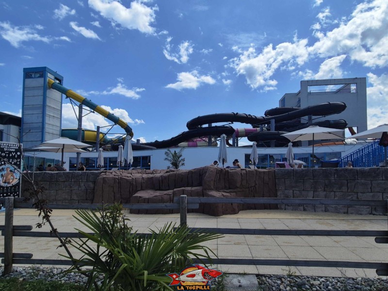 La vue sur les deux tours de toboggans. Sur la gauche, la tour du Jungle Twist. Sur la droite, la tour principale des autres toboggans. La vue sur les deux tours de toboggans. Sur la gauche, la tour du Jungle Twist. Sur la droite, la tour principale des autres toboggans.