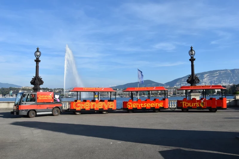 Le petit train à son point de départ, à la Rotonde du Mont-Blanc.