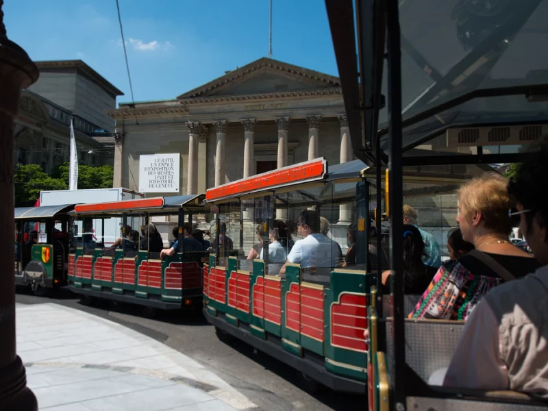 Le petit train devant la cathédrale St-Pierre de Genève.