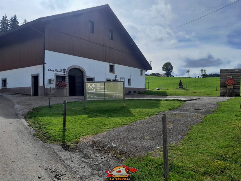 Le bâtiment des Ateliers du Bûcheron, Les ateliers du bûcheron, Brévine, canton de Neuchâtel.