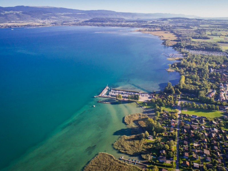 La très belle vue d'ensemble de la plage et du port de Cudrefin. P