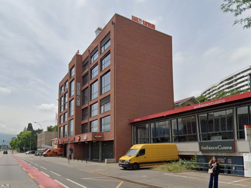 L'activité est située au 4ᵉ étage du bâtiment Harley Davidson de la route des Jeunes, quartier des Acacias, Genève.