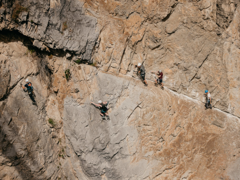 Des ferratistes dans la paroi rocheuse verticale.