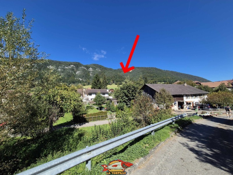 La combe formée par le Gore Virat depuis le village de Corcelles.