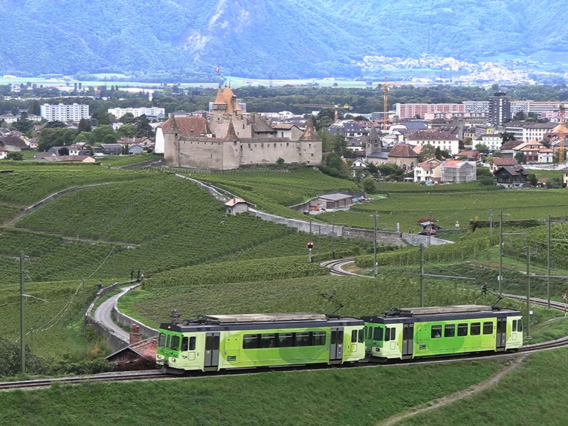 Le château d'Aigle avec le train relian Aigle aux Diablerets en passant par le Sepey (ASD).