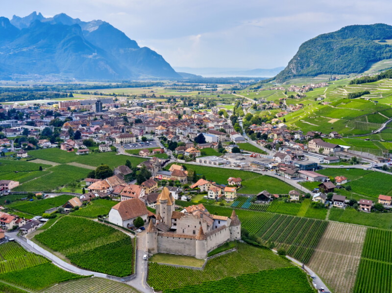 Le château d'Aigle avec la vallée du Rhône en direction du Léman.