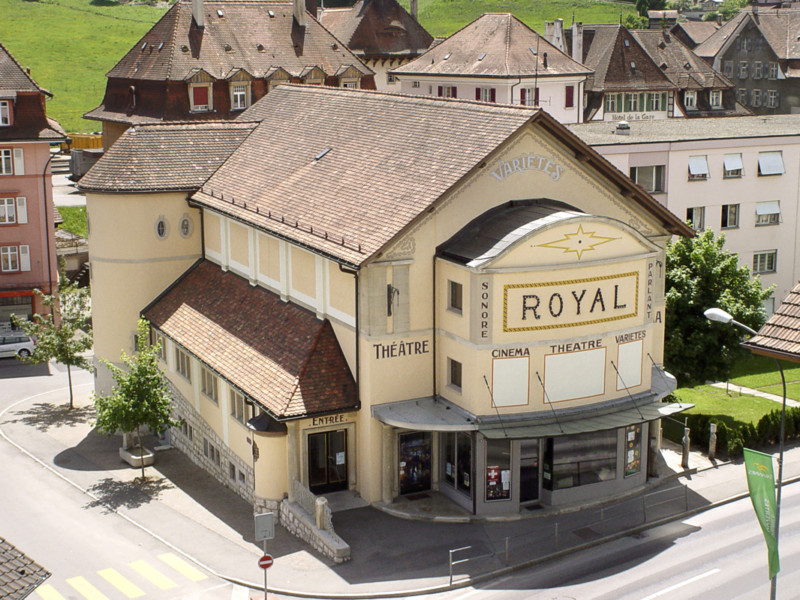 L'extérieur du cinéma le Royal. Tavannes, Jura Bernois.