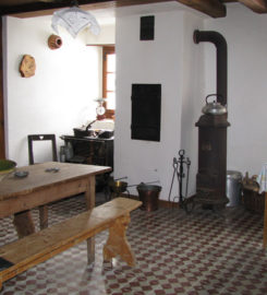 🏠 Musée de la Ferme des Troncs – Mézières