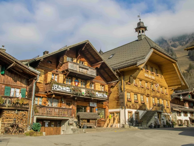 L'intérieur du village de Rossinière. L'intérieur du village de Rossinière.