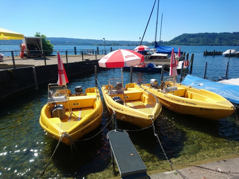 La base nautique d'Au Bordu. La Neuveville, bateau à moteur
