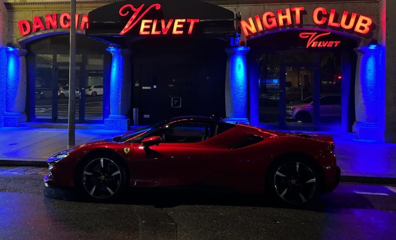 L'extérieur de la discothèque le Velvet Club.