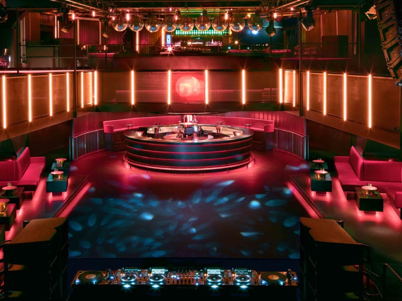 L'intérieur de la boite de nuit le D! Club