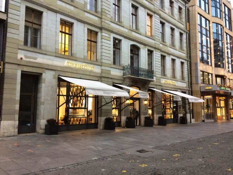 L'extérieur de la boite de nuit le Baroque Club. 