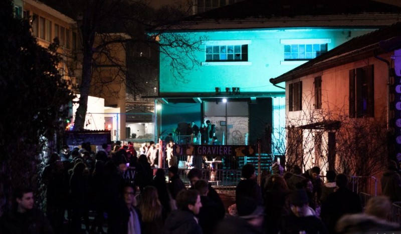 L'extérieur de la boite de nuit la Gravière.