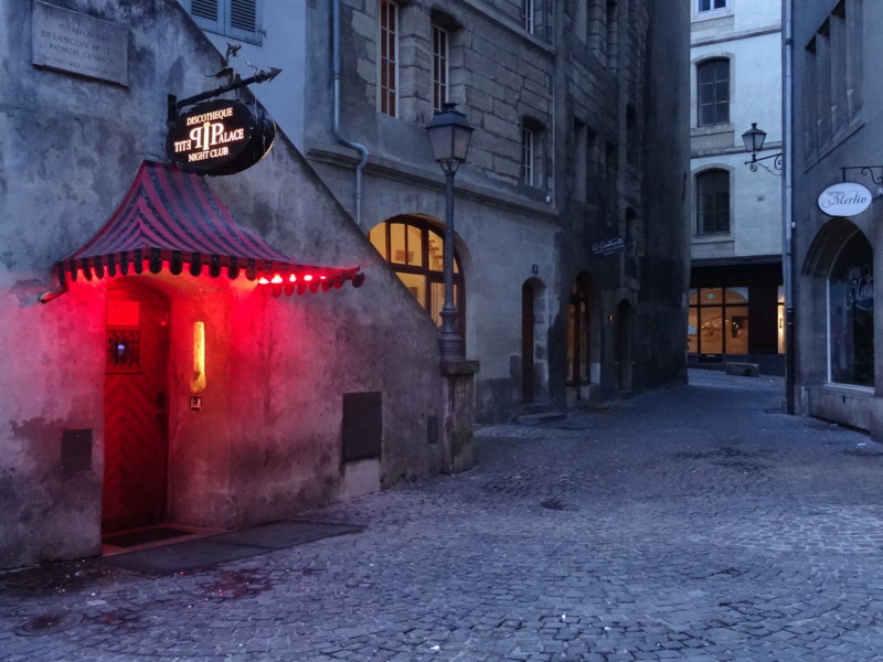 L'extérieur de la boite de nuit le Petit Palace.