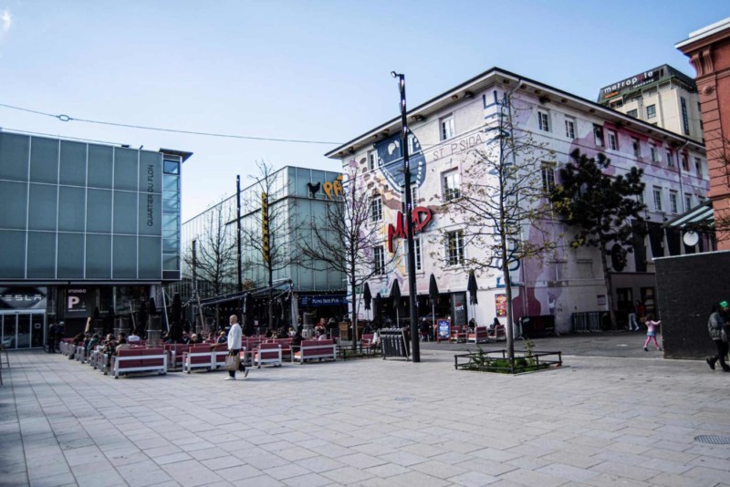 L'extérieur de la discothèque Le MAD avec les cinémas Pathé sur la gauche L'extérieur de la discothèque Le MAD avec les cinémas Pathé sur la gauche