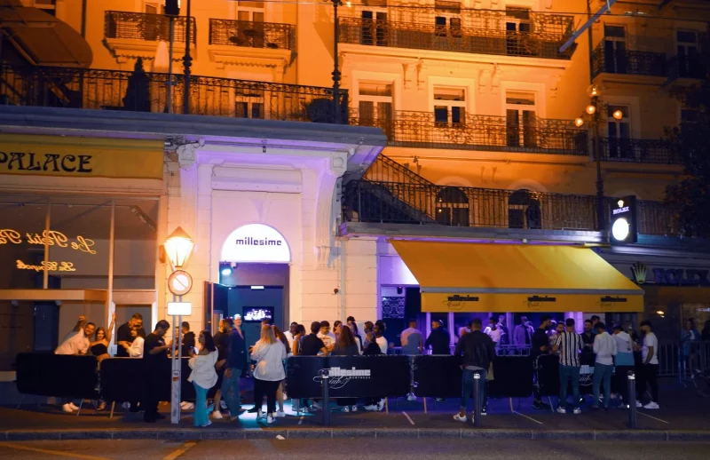 L'entrée du night club le Millésime Club, le long de l'avenue Claude-Nobs.