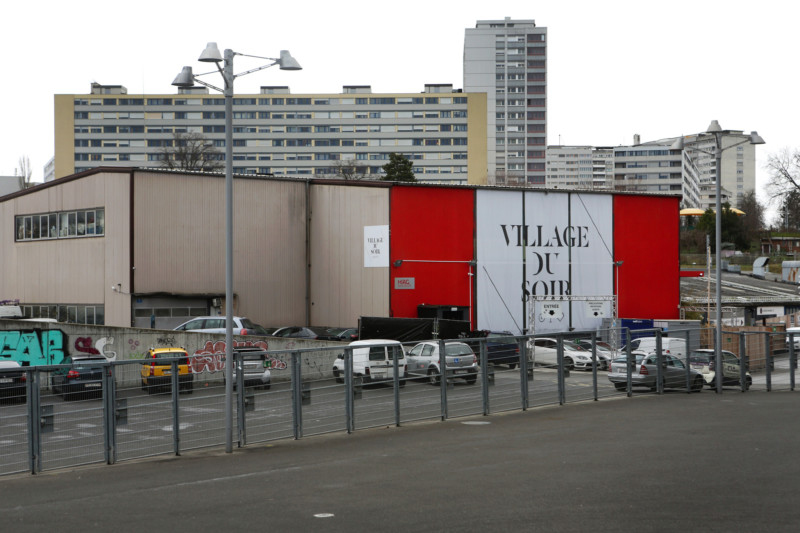 L'extérieur de la boite de nuit le Village du Soir L'extérieur de la boite de nuit le Village du Soir