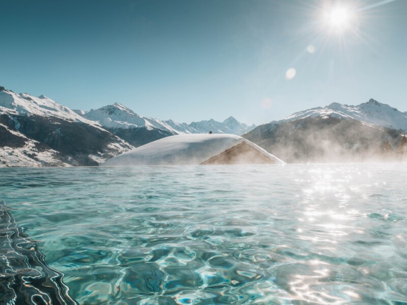 La vue sur le val d'Hérens depuis les bains. Au milieu de l'image, la Dent Blanche.