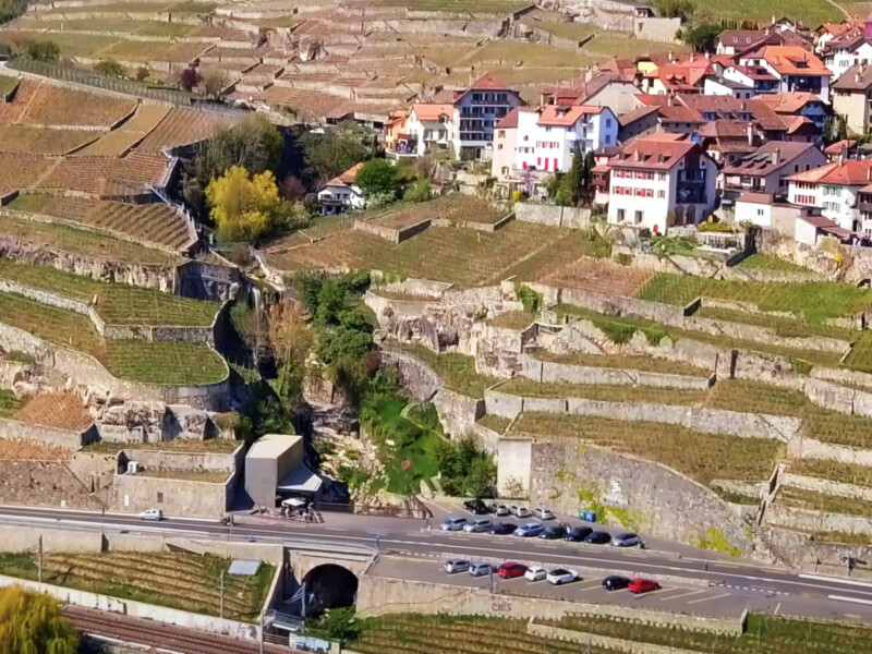 Une photo aérienne du Vinorama et son parking. Le torrent du Forestay, la route cantonale du lac, le village de Rivaz.