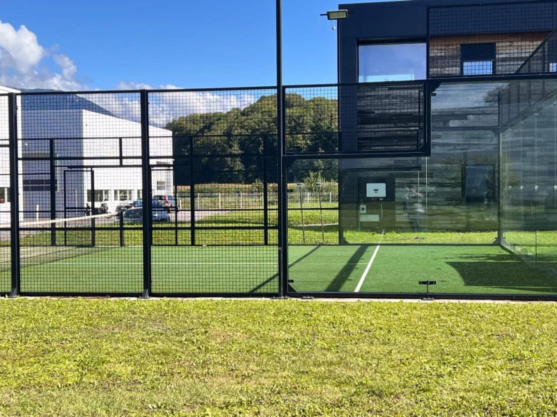Le terrain en extérieur du Padel Port Valais. Le terrain en extérieur du Padel Port Valais.