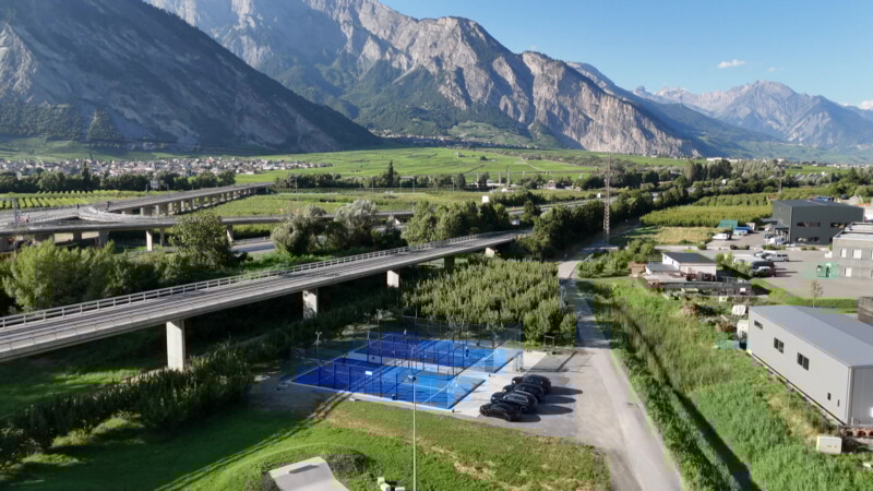 Les terrains de padel à côté de l'autoroute.