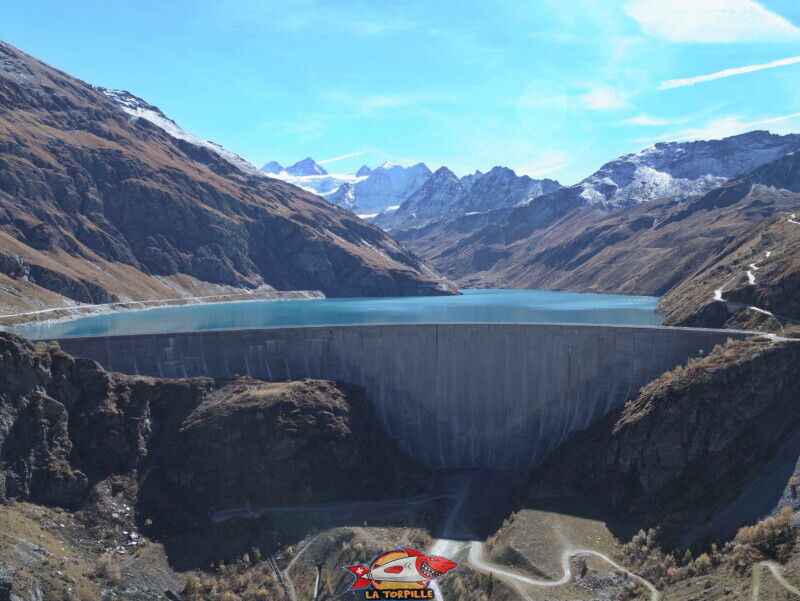 Une vue depuis un drone du barrage, du lac et du glacier de Moiry. Une vue depuis un drone du barrage, du lac et du glacier de Moiry. Barrage et lac de Moiry, tour du lac, val d'Anniviers, Valais.