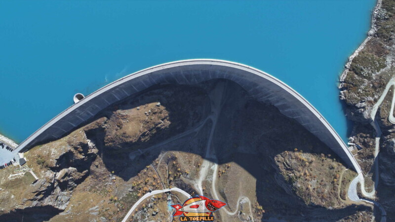 Une vue d'avion du barrage de Moiry. Barrage et lac de Moiry, tour du lac, val d'Anniviers, Valais. Une vue d'avion du barrage de Moiry. Barrage et lac de Moiry, tour du lac, val d'Anniviers, Valais.